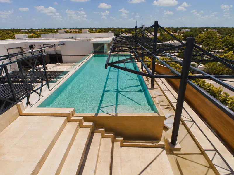 Alberca de rooftop cristalina después del mantenimiento en Tulum