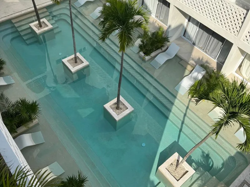Lista para el check-in — alberca cristalina en Tulum