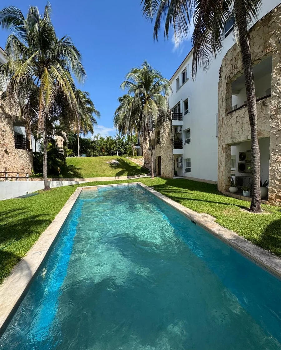 Técnico dando mantenimiento a una alberca en Tulum